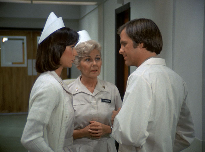 Sabrina (Kate Jackson), Nurse Clements ( Jeanne Bates) and Dr. Conlan (Robert Pine) have a powwow in the hospital hallway.